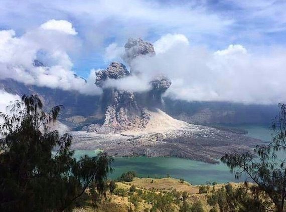 インドネシアにあるロンボク島の観光地で火山の噴火