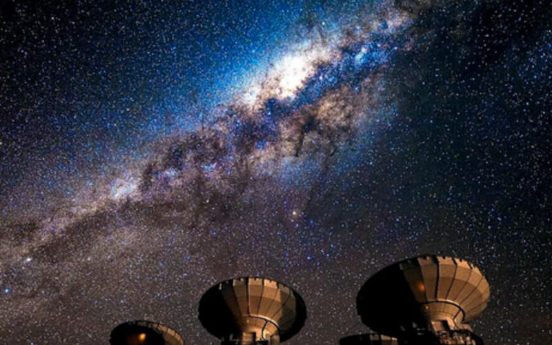 アルマ電波望遠鏡で研究チームが原始惑星系円盤の観測に成功