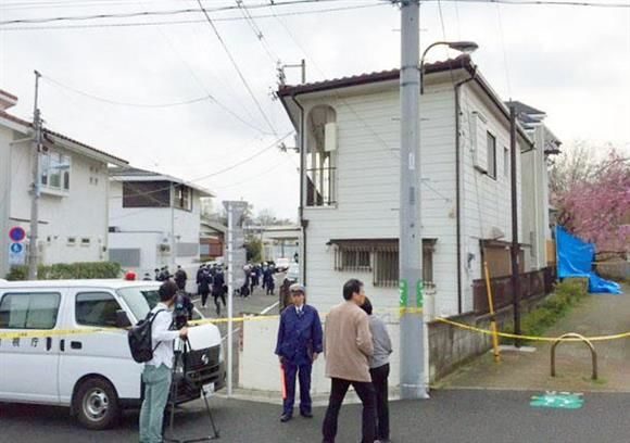 東京都杉並区の2階建て住宅の台所で床下収納ボックスの中に刺殺遺体