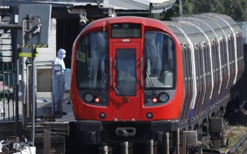 ロンドンの地下鉄で18歳の少年らが複数人で結託して爆破テロ