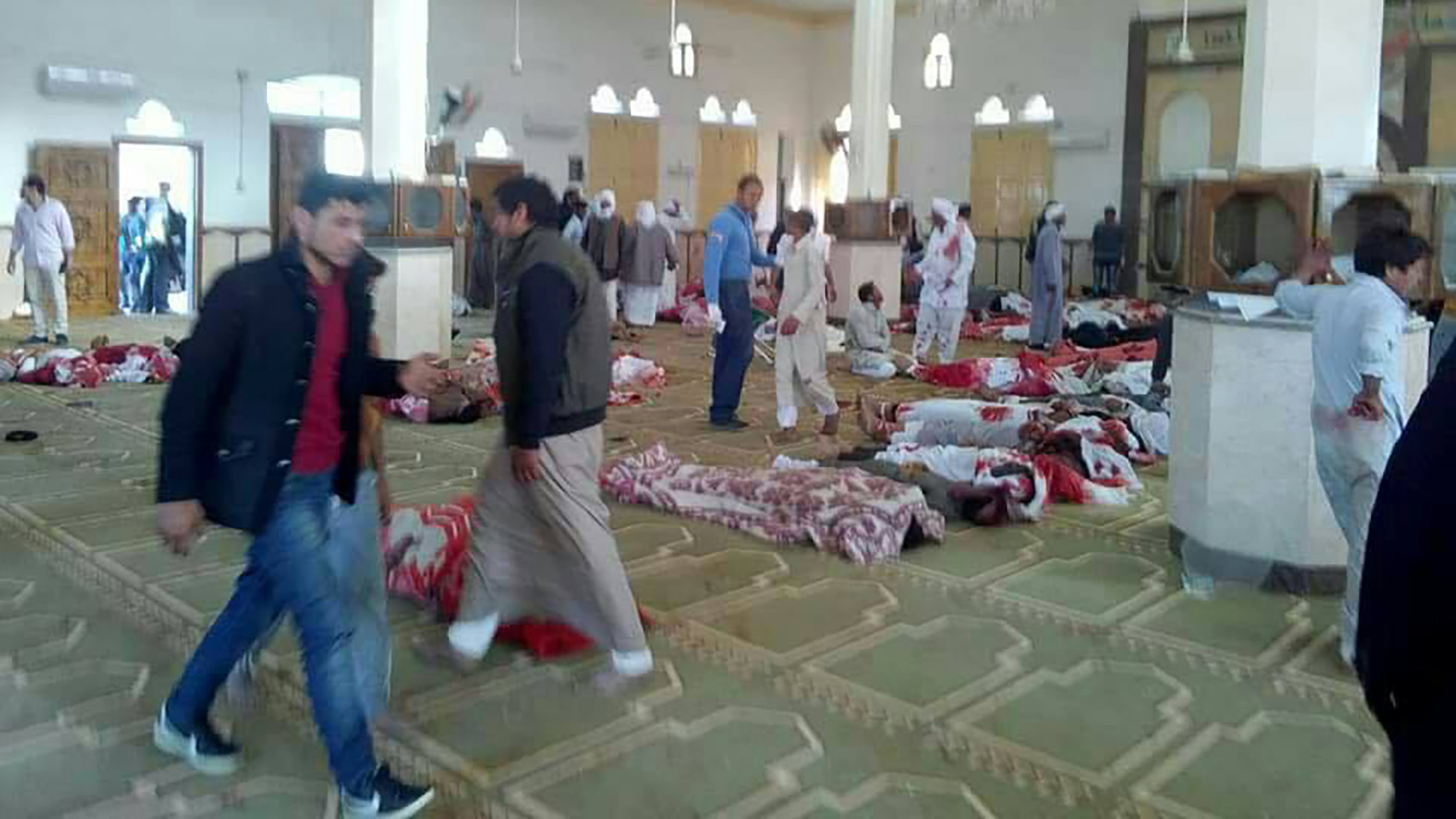 エジプト北シナイ県で武装集団がモスクのイスラム礼拝所で銃撃