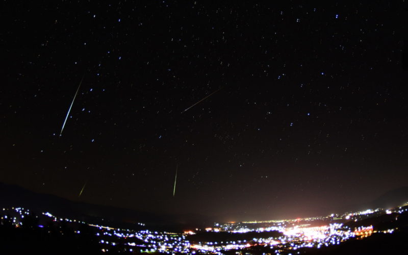 ふたご座流星群が流れて織りなす神秘で絶景の夜景が肉眼でも観測ができる