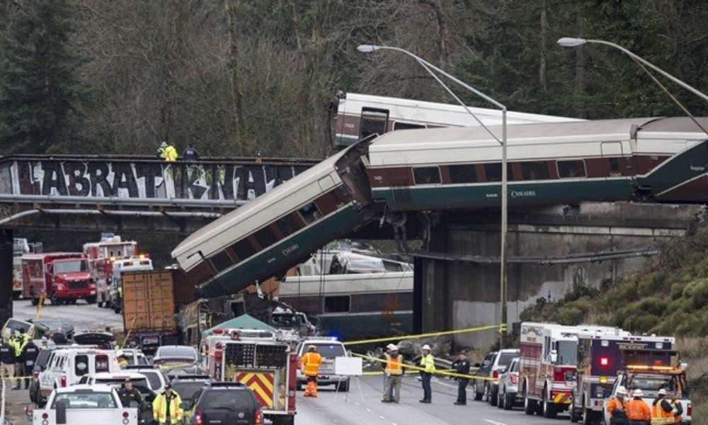 アメリカ西部ワシントン州で列車が脱線して高速道路上に転落