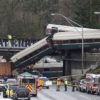 アメリカ西部ワシントン州で列車が脱線して高速道路上に転落