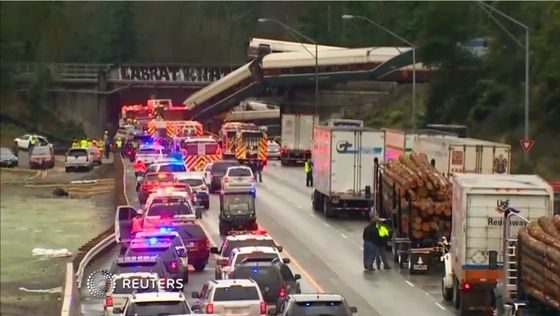 アメリカ西部ワシントン州で列車が脱線して高速道路上に転落