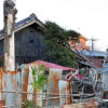 埼玉県深谷市にある平屋建ての住宅で庭先からシートに包まれた白骨遺体