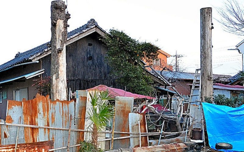埼玉県深谷市にある平屋建ての住宅で庭先からシートに包まれた白骨遺体