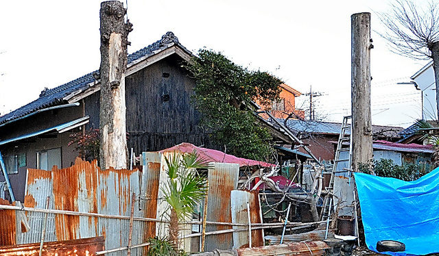 埼玉県深谷市にある平屋建ての住宅で庭先からシートに包まれた白骨遺体