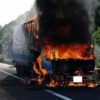 大型トラックが火災