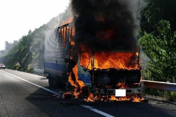 大型トラックが火災