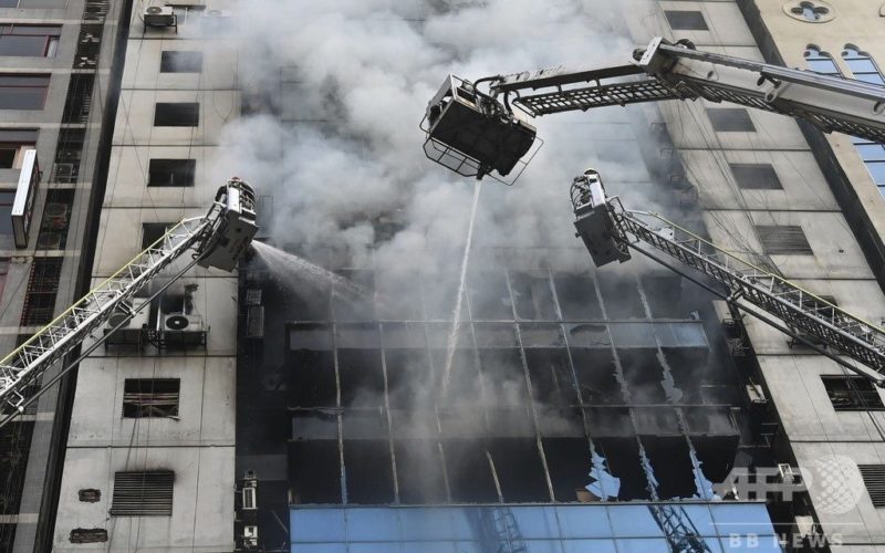 バングラディッシュの首都ダッカの22階ビルで大規模な火災が発生して死者多数