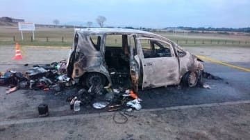 三重県鈴鹿市庄野町の鈴鹿川河川緑地で自家用車が炎上し車内から性別不明の遺体