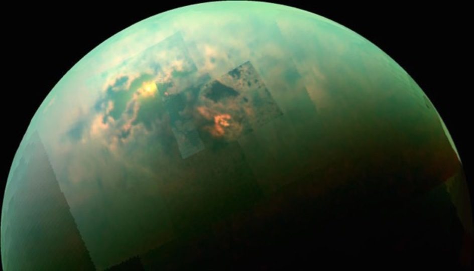 土星の第六惑星で最大とされる衛生タイタンで湖のようなものが発見される
