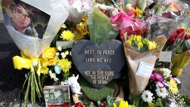 イギリスの北アイルランドで取材中の女性記者が死亡