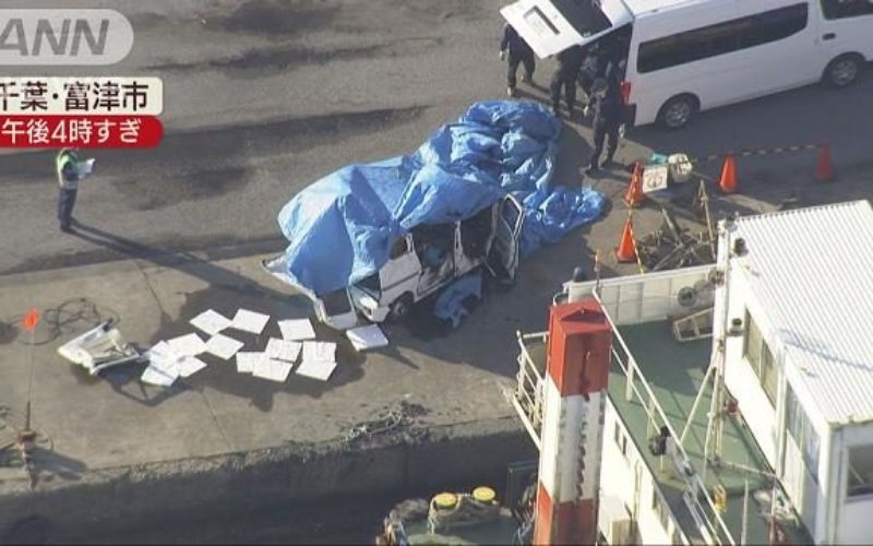 千葉県富津市の漁港で軽乗用車が沈んでいるのが発見される