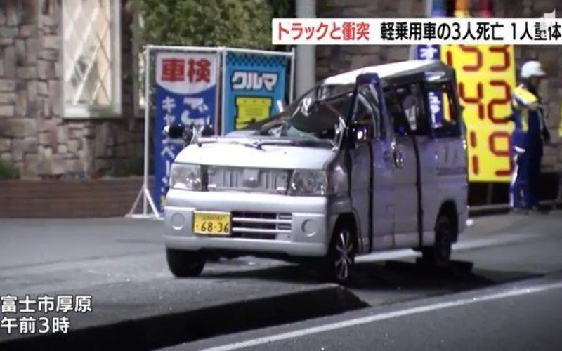 静岡県富士市にある県道で横転した軽ワゴン車に大型トラックが激突する死亡事故