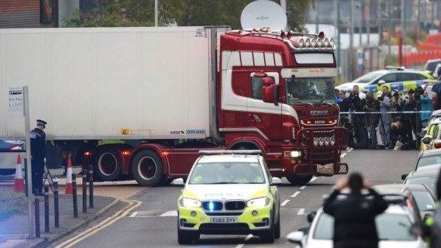 英のエセックスで大型トレーラーの荷台に積まれた39人の遺体
