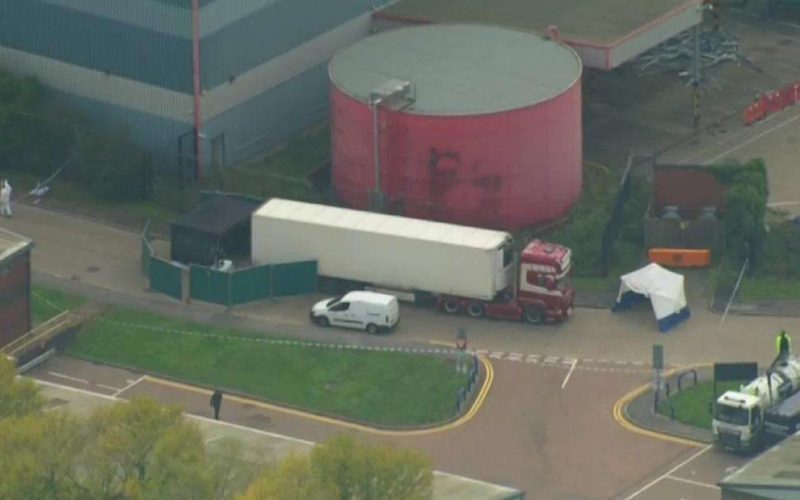 英のエセックスで大型トレーラーの荷台に積まれた39人の遺体