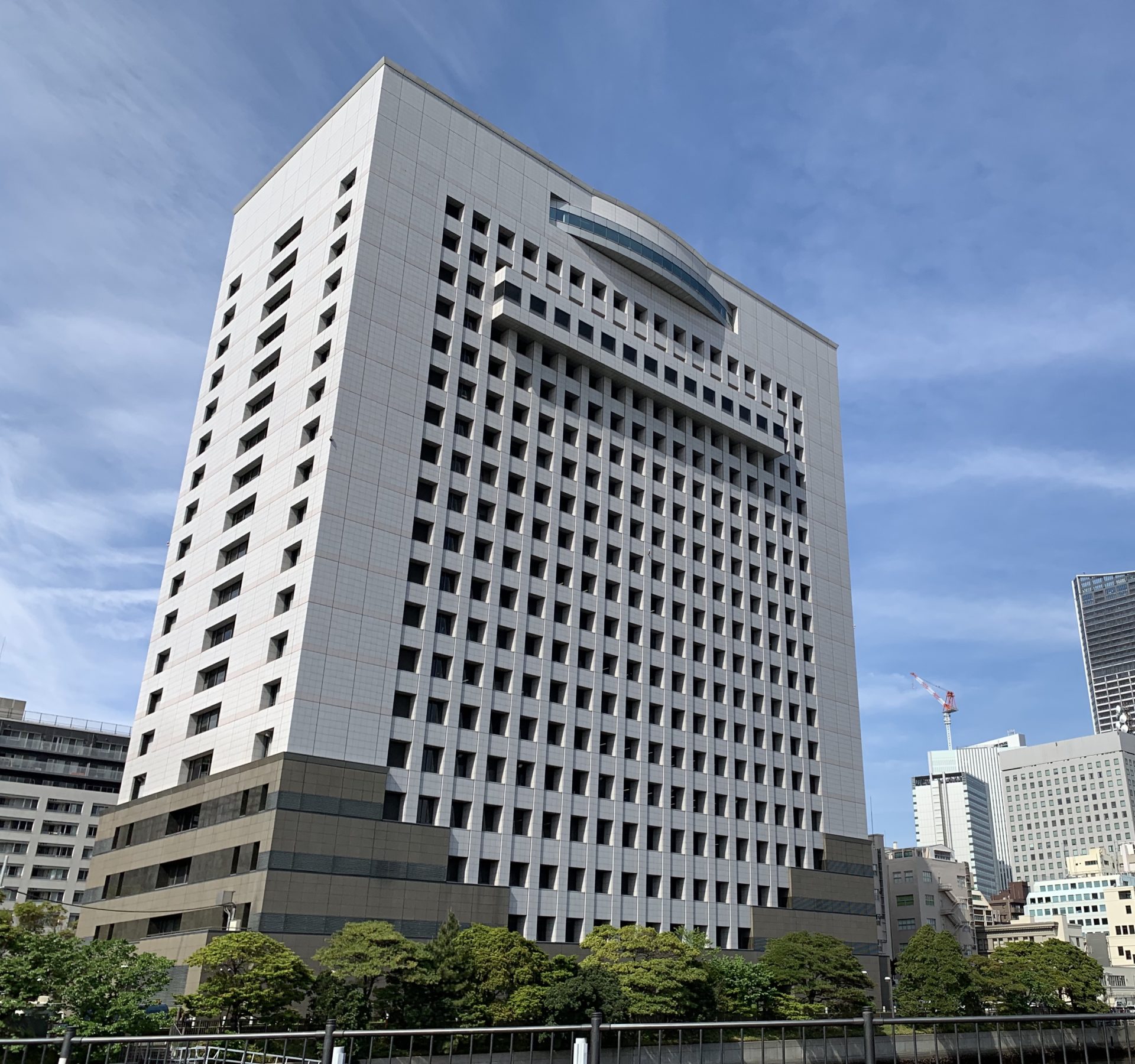 警官が借金の返済の為に刑事課員になりすまして特集詐欺の受け子
