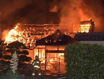 茨城県水戸市の住宅から出火して焼け跡から二人の遺体