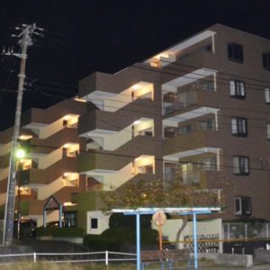 神奈川県横須賀市のマンションで鋭利な刃物で刺された男性の遺体