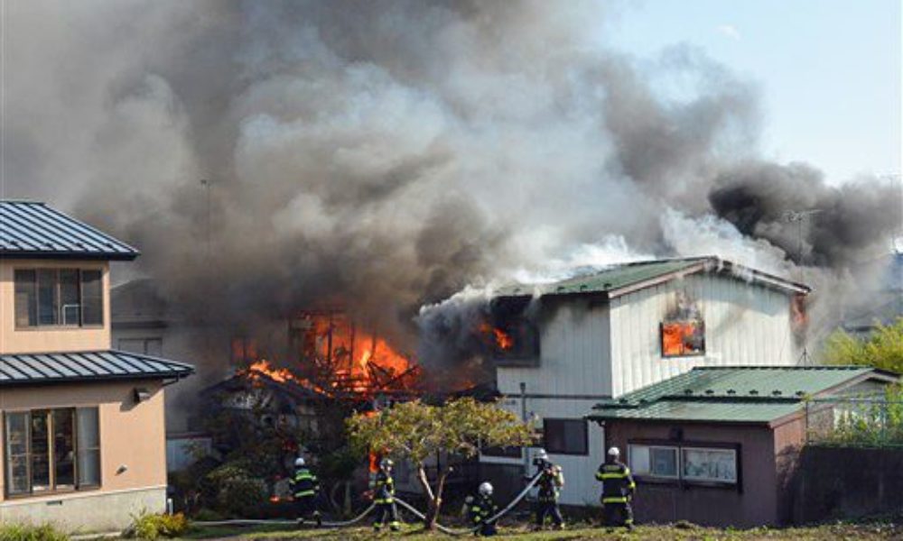 青森県八戸市にある住宅から出火して住宅の4棟を巻き込む火災で1人が死亡