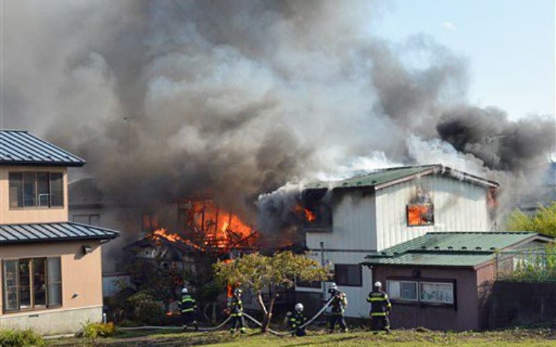 青森県八戸市にある住宅から出火して住宅の4棟を巻き込む火災で1人が死亡