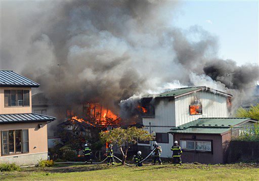 青森県八戸市にある住宅から出火して住宅の4棟を巻き込む火災で1人が死亡