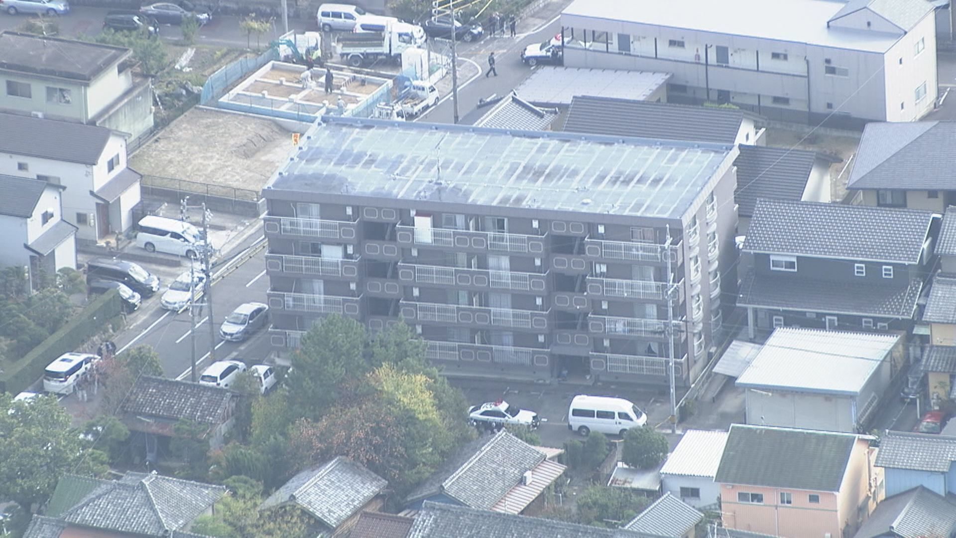 愛知県日名本町にある集合住宅で血だらけで殺害されている男性の遺体