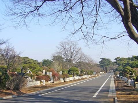 東京都東村山市の小平霊園で粘着テープを貼られ血を流した男性死亡