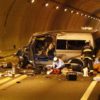 徳島自動車道の新山トンネル内でトラックとワゴン車が正面衝突
