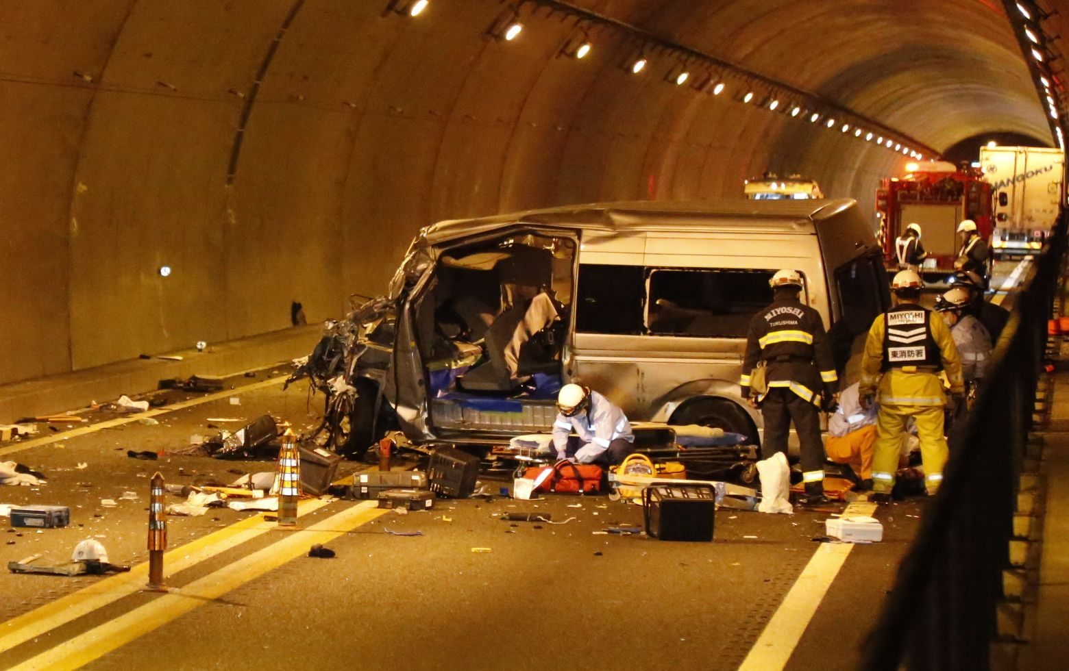 徳島自動車道の新山トンネル内でトラックとワゴン車が正面衝突