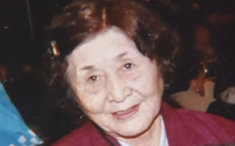 青森県八戸市にある住宅の玄関先で死亡していた高齢女性の遺体