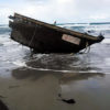 新潟県佐渡島で漂着している木造船から複数の白骨遺体
