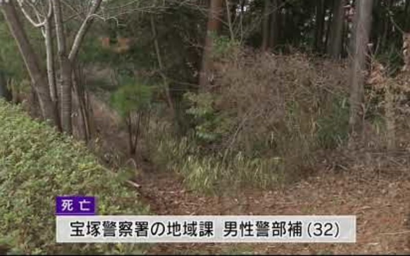 兵庫県三田市けやき台にある雑木林の中で首を吊っている男性の遺体