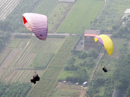 台湾中部南投県の虎頭山で日本人男性がパラグライダーから落下