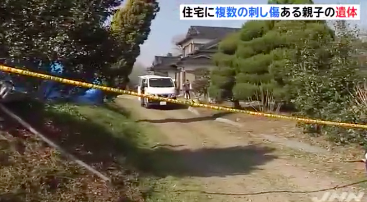大分県宇佐市安心院町荘にある二階建て民家で二人の親子が殺傷