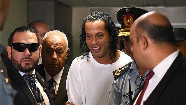 サッカーのロナウジーニョ選手が偽造パスポートで入国した容疑で逮捕