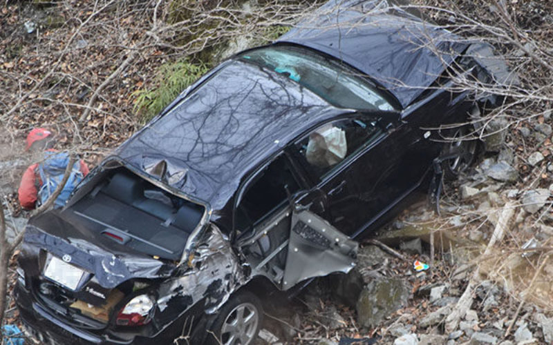 埼玉県秩父市大滝にある国道で崖下に車が転落して2人が死亡