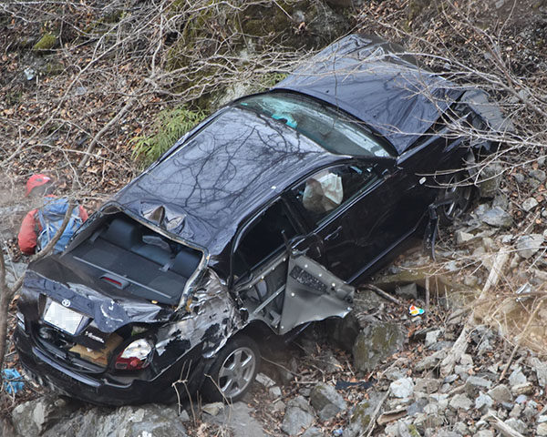埼玉県秩父市大滝にある国道で崖下に車が転落して2人が死亡