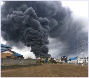 埼玉県で黒色の雨が降っている現象が発生し蓮田市でも同じ現象を確認