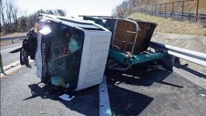 福島県相馬市の常磐自動車道でトラックと乗用車が正面衝突して2人が死亡