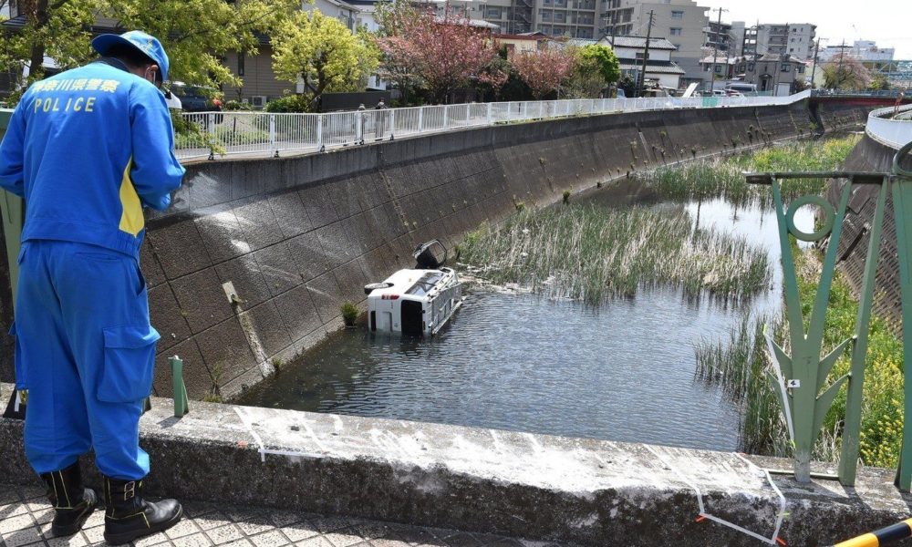 横浜市の道路で欄干を突き破った車が川に転落して男性が死亡