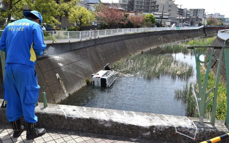 横浜市の道路で欄干を突き破った車が川に転落して男性が死亡