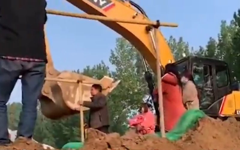 中国河南省の建設現場で遊んでいた5歳から11歳の子供が生き埋め