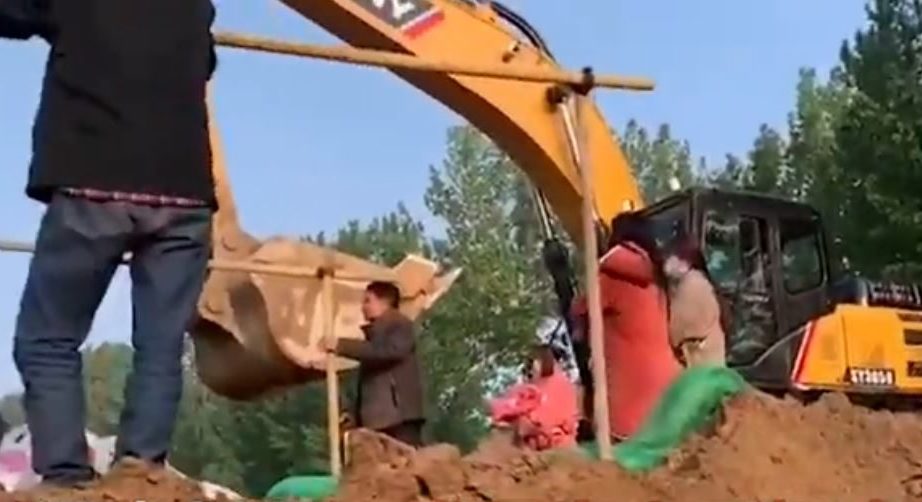 中国河南省の建設現場で遊んでいた5歳から11歳の子供が生き埋め