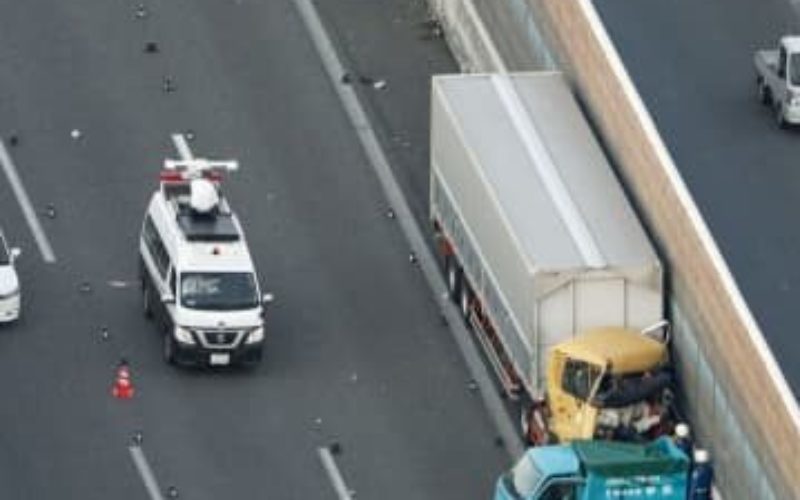 大阪府枚方市にある第二京阪道路で小型トラックと大型が絡む事故