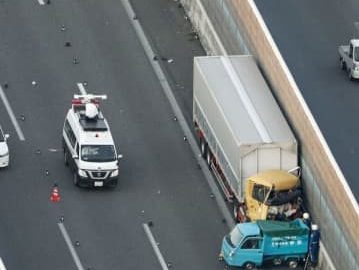 大阪府枚方市にある第二京阪道路で小型トラックと大型が絡む事故