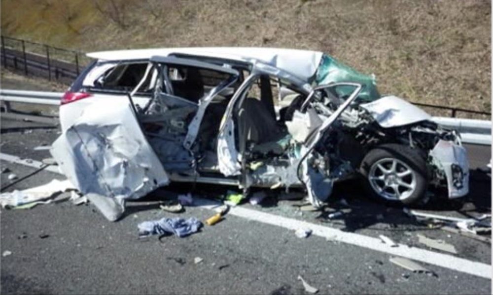 福島県相馬市にある常磐自動車道でトラックと乗用車が正面衝突して2人が死亡
