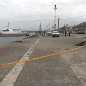 富山県射水市にある新湊漁港に車が転落して2人の男性が死亡